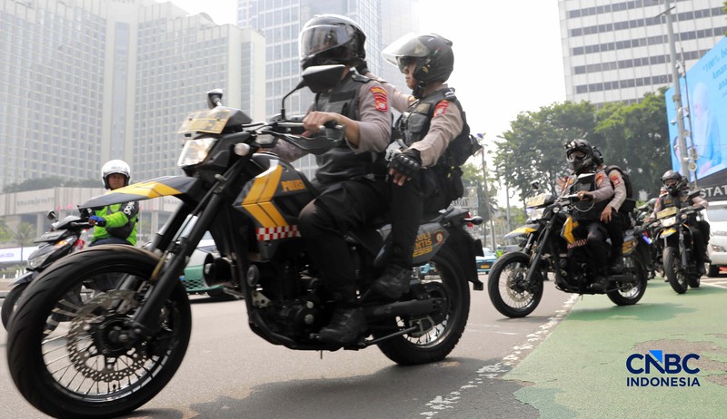 Ratusan Mahasiswa Longmarch  dari senayan menuju Bundaran HI di Jakarta, Jumat (12/6/2026). (CNBC Idonesia/Muhammad Sabki)