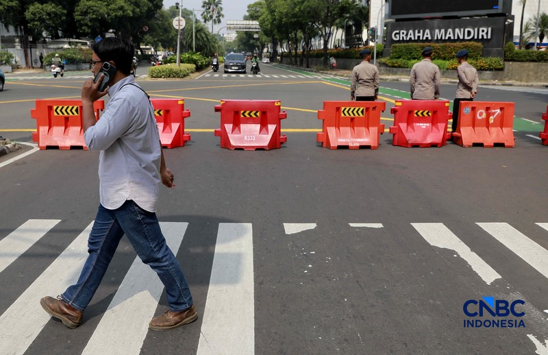 Ratusan Mahasiswa Longmarch  dari senayan menuju Bundaran HI di Jakarta, Jumat (12/6/2026). (CNBC Idonesia/Muhammad Sabki)