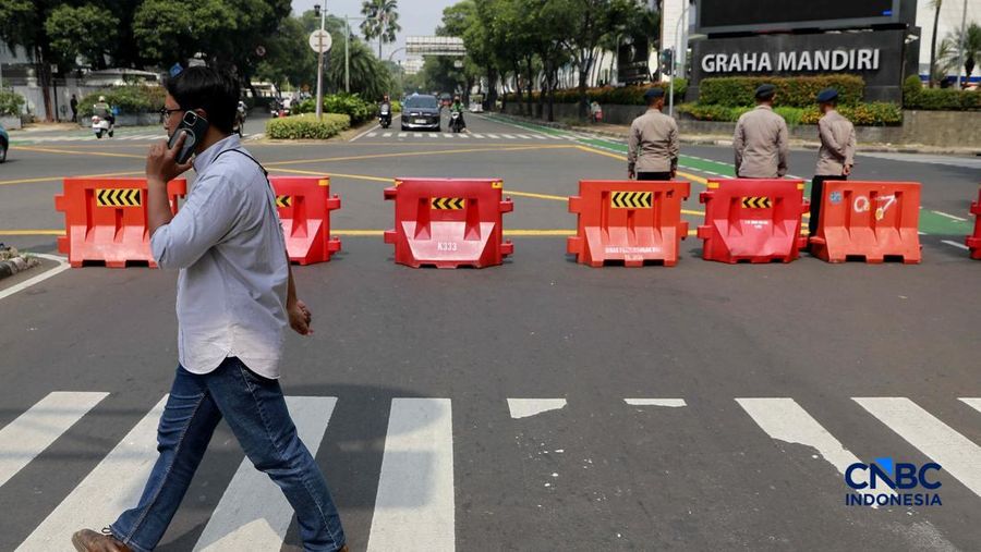 Suasana jelang demo mahasiswa di kawasan Bundaran HI, Jakarta, Jumat (12/6/2026). (CNBC Indonesia/Muhammad Sabki)