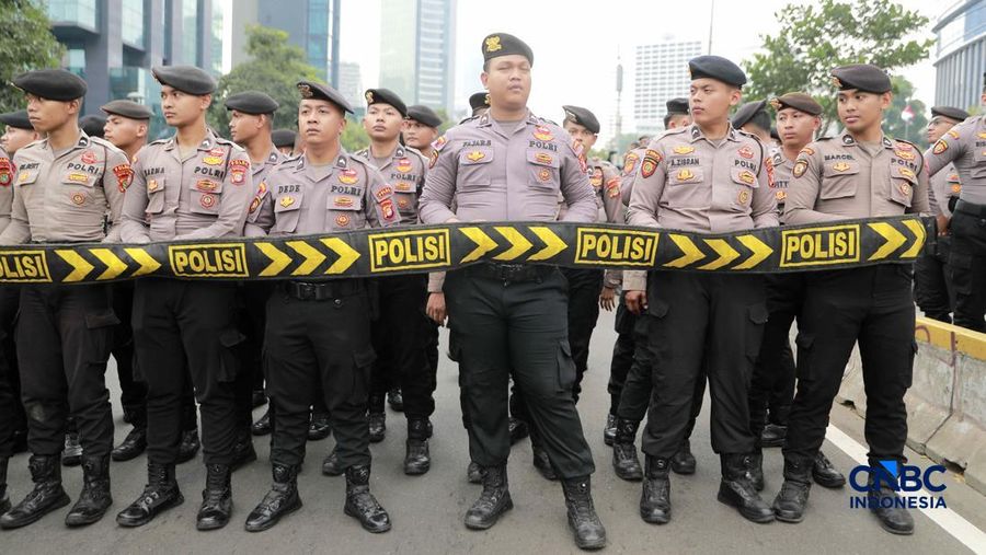 Suasana pengamanan jelang demo mahasiswa di kawasan Dukuh Atas, Sudirman, Jakarta, Jumat (12/6/2026). (CNBC Indonesia/Muhammad Sabki)