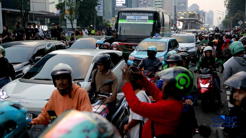 Suasana kemacetan di jam pulang kerja dampak aksi massa di kawasan Tosari-Sudirman, Jakarta, Jumat (12/6/2026).  (CNBC Indonesia/Muhammad Sabki)