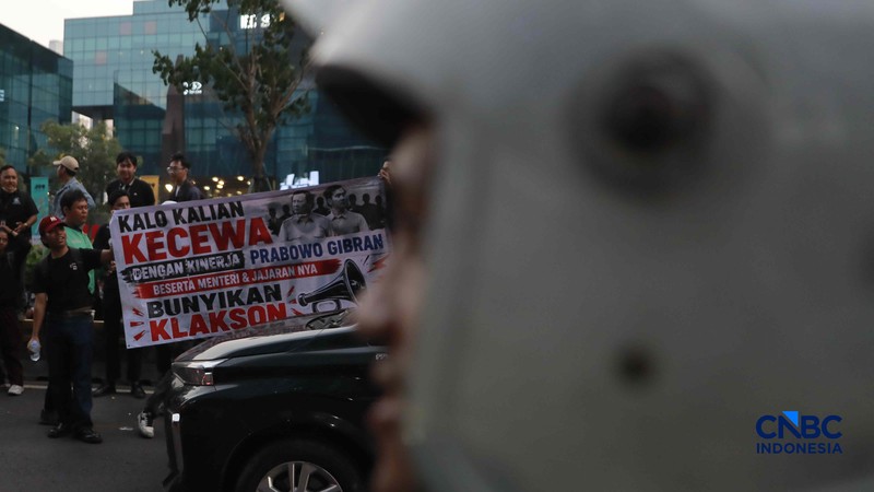 Suasana kemacetan di jam pulang kerja dampak aksi massa di kawasan Tosari-Sudirman, Jakarta, Jumat (12/6/2026).  (CNBC Indonesia/Muhammad Sabki)