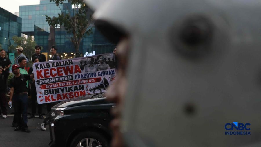 Suasana kemacetan di jam pulang kerja dampak aksi massa di kawasan Tosari-Sudirman, Jakarta, Jumat (12/6/2026).  (CNBC Indonesia/Muhammad Sabki)