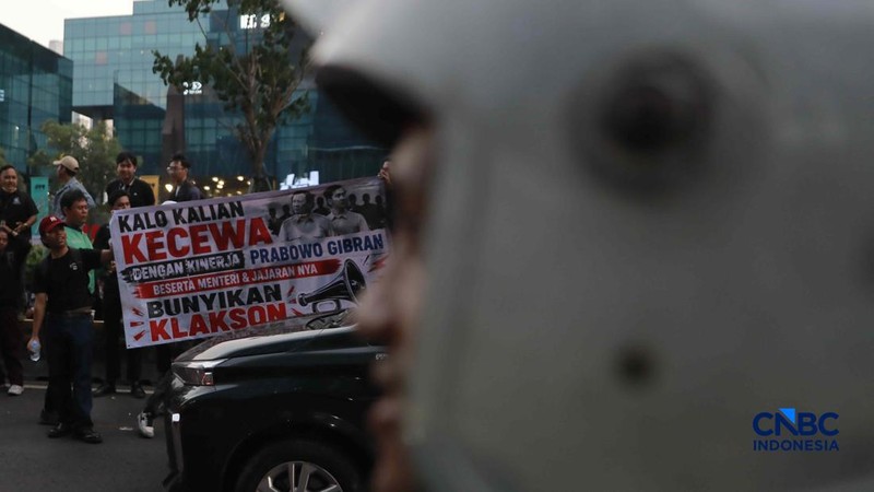 Suasana kemacetan di jam pulang kerja dampak aksi massa di kawasan Tosari-Sudirman, Jakarta, Jumat (12/6/2026).  (CNBC Indonesia/Muhammad Sabki)
