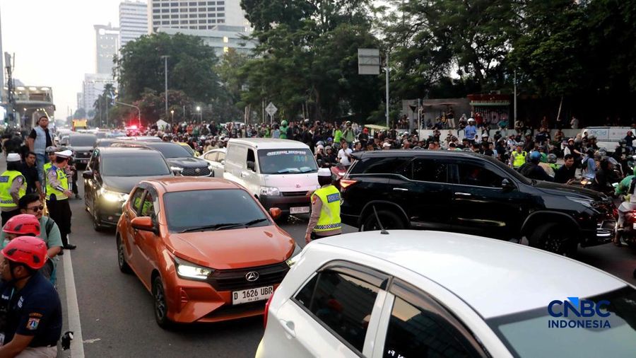 Suasana kemacetan di jam pulang kerja dampak aksi massa di kawasan Tosari-Sudirman, Jakarta, Jumat (12/6/2026).  (CNBC Indonesia/Muhammad Sabki)