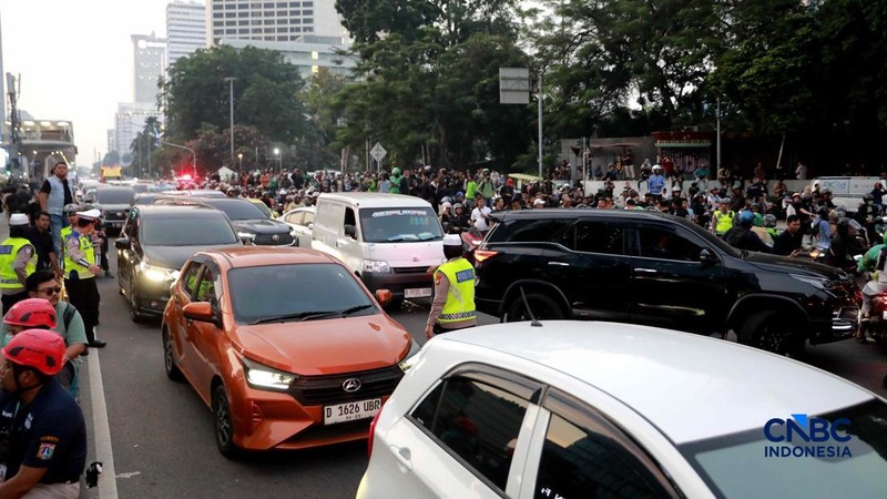 Suasana kemacetan di jam pulang kerja dampak aksi massa di kawasan Tosari-Sudirman, Jakarta, Jumat (12/6/2026).  (CNBC Indonesia/Muhammad Sabki)