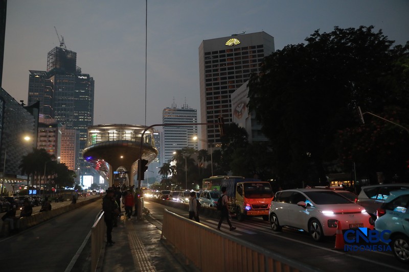 Suasana kemacetan di jam pulang kerja dampak aksi massa di kawasan Tosari-Sudirman, Jakarta, Jumat (12/6/2026).  (CNBC Indonesia/Muhammad Sabki)