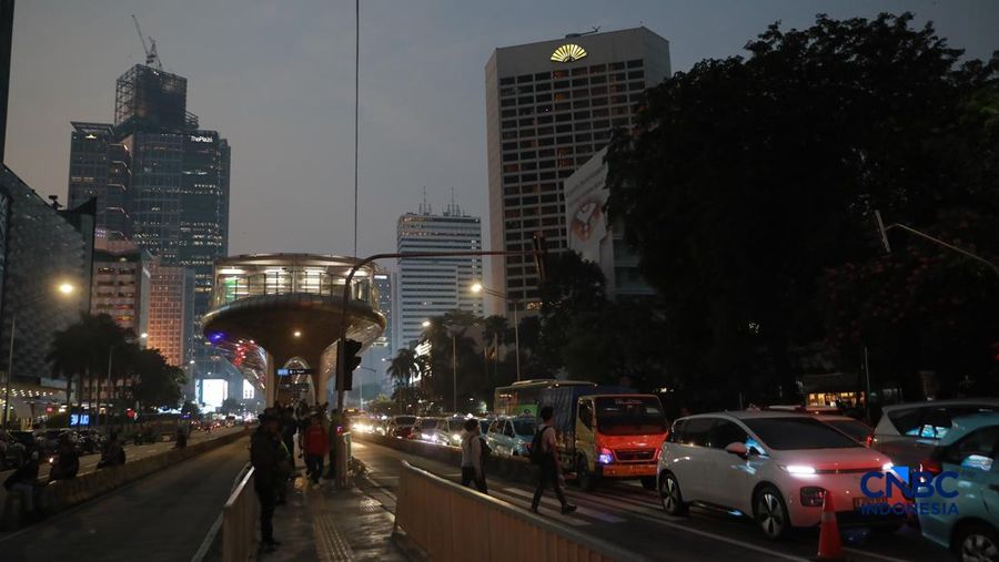 Suasana kemacetan di jam pulang kerja dampak aksi massa di kawasan Tosari-Sudirman, Jakarta, Jumat (12/6/2026). (CNBC Indonesia/Muhammad Sabki)