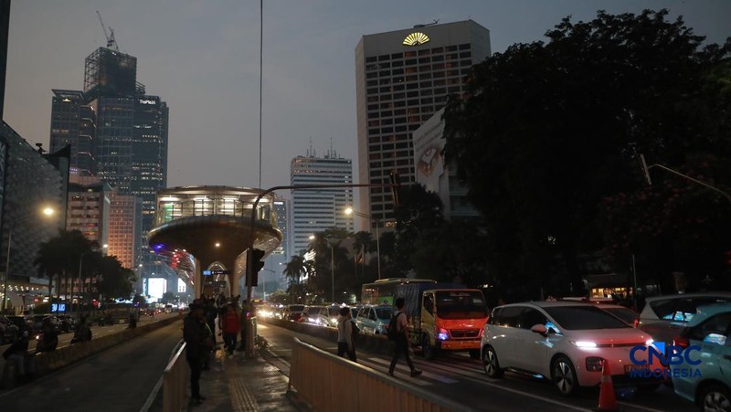 Suasana kemacetan di jam pulang kerja dampak aksi massa di kawasan Tosari-Sudirman, Jakarta, Jumat (12/6/2026). (CNBC Indonesia/Muhammad Sabki)