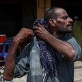 Allah Bux, 30 tahun, seorang buruh, menyeka keringat dengan syalnya setelah menurunkan barang dagangan di luar sebuah kafe pada hari musim panas yang terik di Karachi, Pakistan. 11 Juni 2026. (REUTERS/Akhtar Soomro)