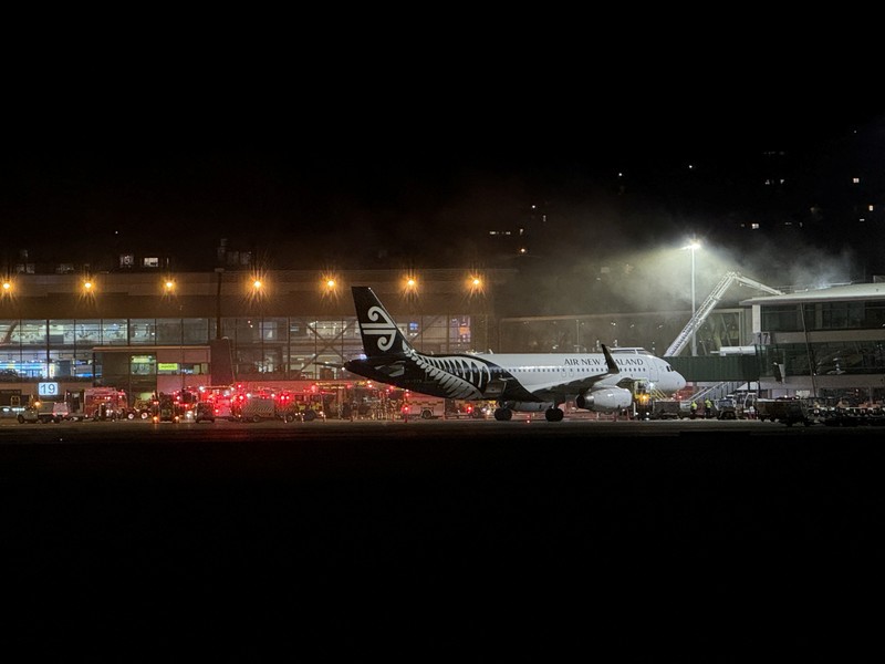 Kebakaran terjadi di Bandara Wellington, Selandia Baru, pada Jumat (12/6/2026) malam waktu setempat, yang memaksa evakuasi terminal utama dan menyebabkan sejumlah penerbangan dialihkan sebelum api berhasil dipadamkan. (Tangkapan Layar Video Reuters/)