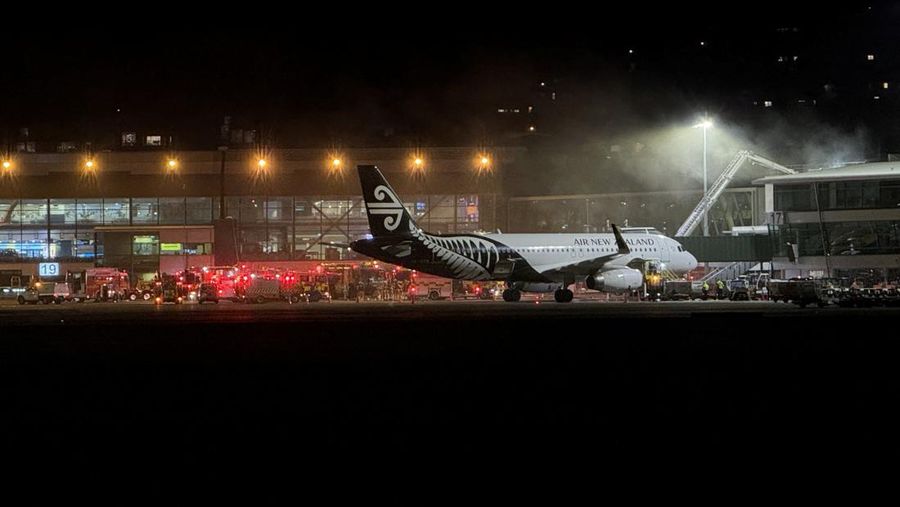 Asap mengepul dari Bandara Internasional Wellington di Selandia Baru, 12 Juni 2026, dalam gambar yang diperoleh dari media sosial ini.
