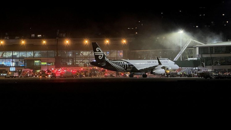 Asap mengepul dari Bandara Internasional Wellington di Selandia Baru, 12 Juni 2026, dalam gambar yang diperoleh dari media sosial ini.