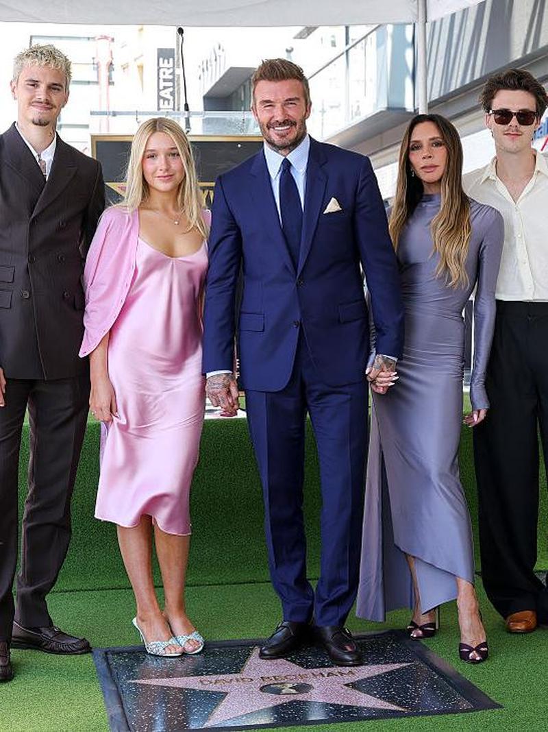 Gaya Elegan David Beckham Bareng Istri & 3 Anak Terima Hollywood Walk of Fame