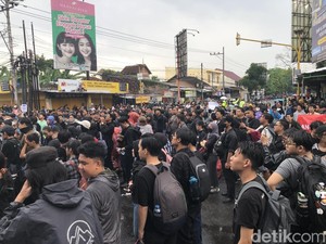 Massa Aliansi Rakyat Memanggil Gelar Aksi di Pertigaan Gejayan Sleman