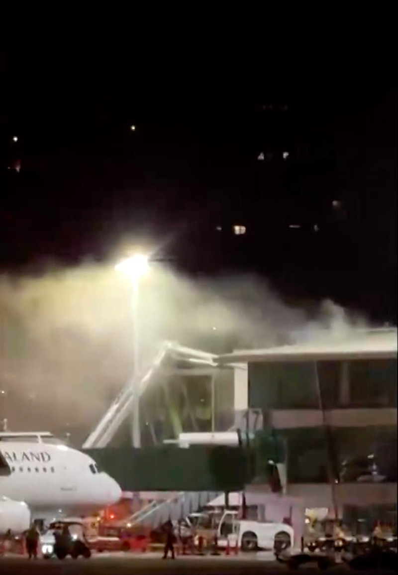 Kebakaran terjadi di Bandara Wellington, Selandia Baru, pada Jumat (12/6/2026) malam waktu setempat, yang memaksa evakuasi terminal utama dan menyebabkan sejumlah penerbangan dialihkan sebelum api berhasil dipadamkan. (Tangkapan Layar Video Reuters/)