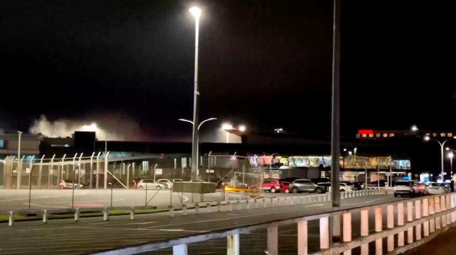 Kebakaran terjadi di Bandara Wellington, Selandia Baru, pada Jumat (12/6/2026) malam waktu setempat, yang memaksa evakuasi terminal utama dan menyebabkan sejumlah penerbangan dialihkan sebelum api berhasil dipadamkan.