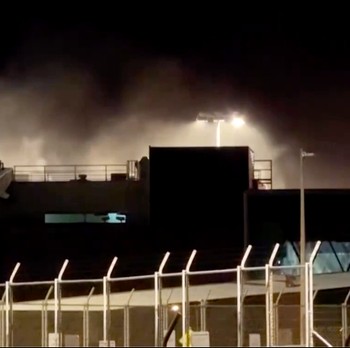 Kebakaran terjadi di Bandara Wellington, Selandia Baru, pada Jumat (12/6/2026) malam waktu setempat, yang memaksa evakuasi terminal utama dan menyebabkan sejumlah penerbangan dialihkan sebelum api berhasil dipadamkan. (Tangkapan Layar Video Reuters/)
