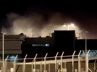Kebakaran terjadi di Bandara Wellington, Selandia Baru, pada Jumat (12/6/2026) malam waktu setempat, yang memaksa evakuasi terminal utama dan menyebabkan sejumlah penerbangan dialihkan sebelum api berhasil dipadamkan. (Tangkapan Layar Video Reuters/)
