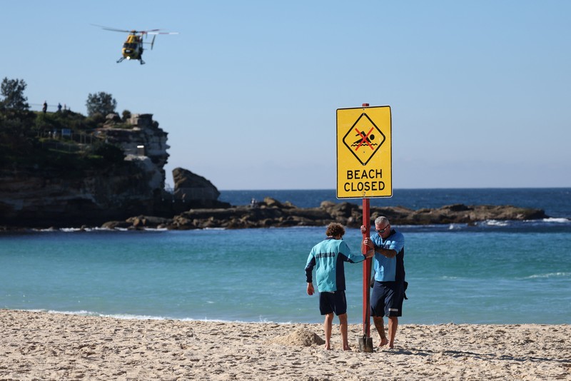 Polisi dan petugas darurat berada di lokasi kejadian setelah adanya laporan serangan hiu di Pantai Coogee di Sydney, Australia, 13 Juni 2026. (REUTERS/Hollie Adams)