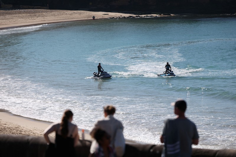 Polisi dan petugas darurat berada di lokasi kejadian setelah adanya laporan serangan hiu di Pantai Coogee di Sydney, Australia, 13 Juni 2026. (REUTERS/Hollie Adams)