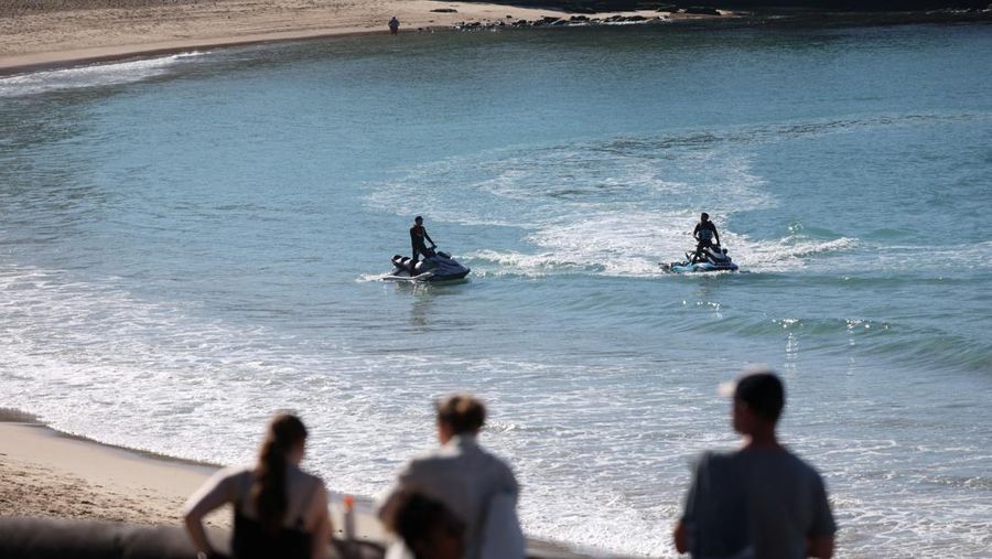 Petugas penjaga pantai berpatroli di Pantai Coogee menggunakan jet ski setelah adanya laporan serangan hiu di Sydney, Australia, 13 Juni 2026.
