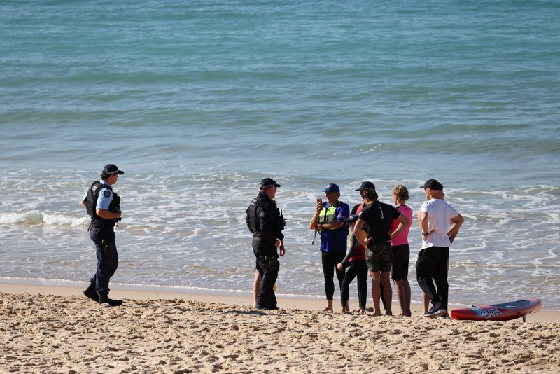 Polisi dan petugas darurat berada di lokasi kejadian setelah adanya laporan serangan hiu di Pantai Coogee di Sydney, Australia, 13 Juni 2026. (REUTERS/Hollie Adams)