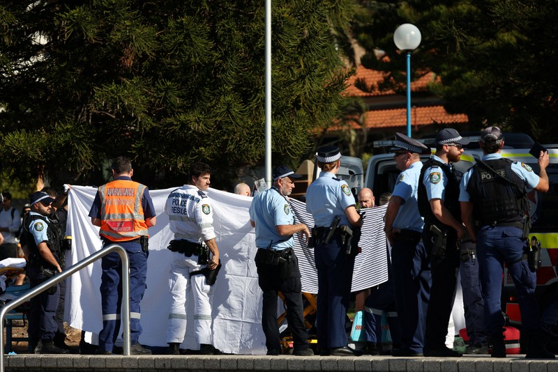 Polisi dan petugas darurat berada di lokasi kejadian setelah adanya laporan serangan hiu di Pantai Coogee di Sydney, Australia, 13 Juni 2026. (REUTERS/Hollie Adams)