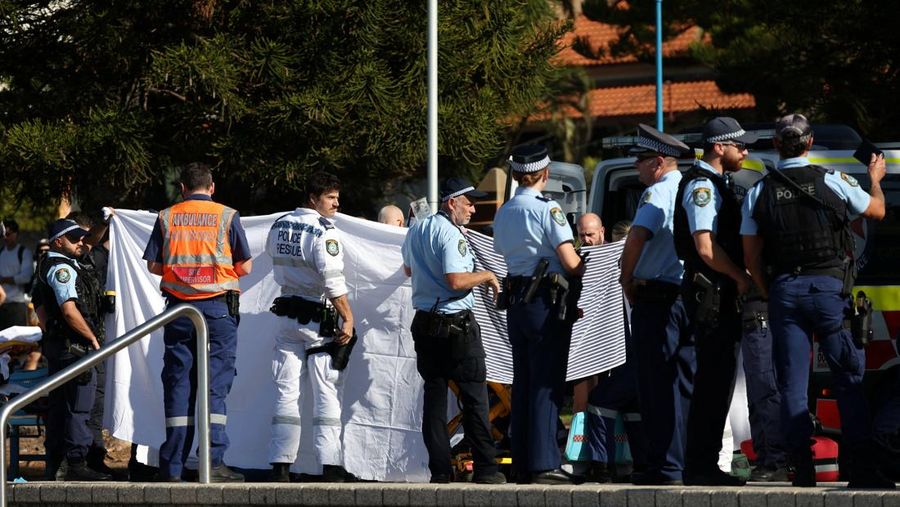 Polisi dan petugas darurat berada di lokasi kejadian setelah adanya laporan serangan hiu di Pantai Coogee di Sydney, Australia, 13 Juni 2026.