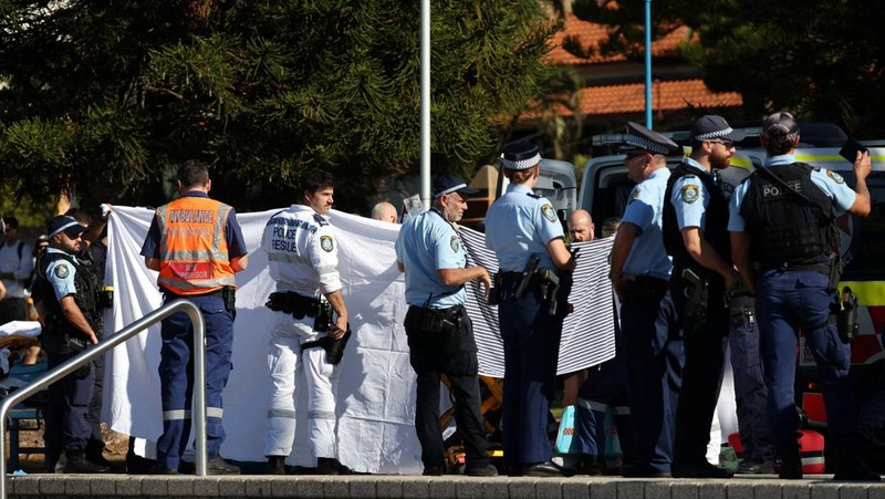 Polisi dan petugas darurat berada di lokasi kejadian setelah adanya laporan serangan hiu di Pantai Coogee di Sydney, Australia, 13 Juni 2026.
