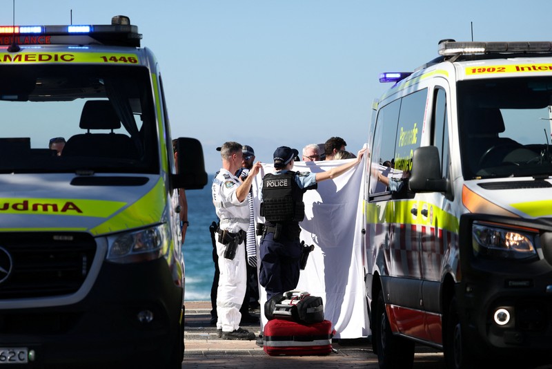 Polisi dan petugas darurat berada di lokasi kejadian setelah adanya laporan serangan hiu di Pantai Coogee di Sydney, Australia, 13 Juni 2026. (REUTERS/Hollie Adams)