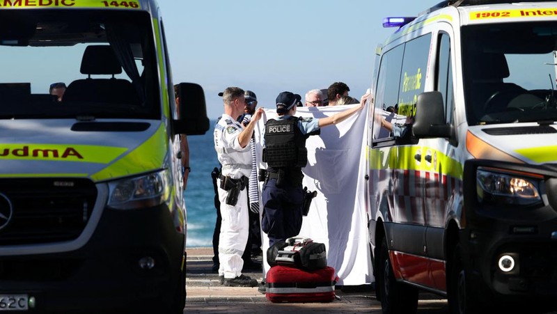 Polisi dan petugas darurat berada di lokasi kejadian setelah adanya laporan serangan hiu di Pantai Coogee di Sydney, Australia, 13 Juni 2026.