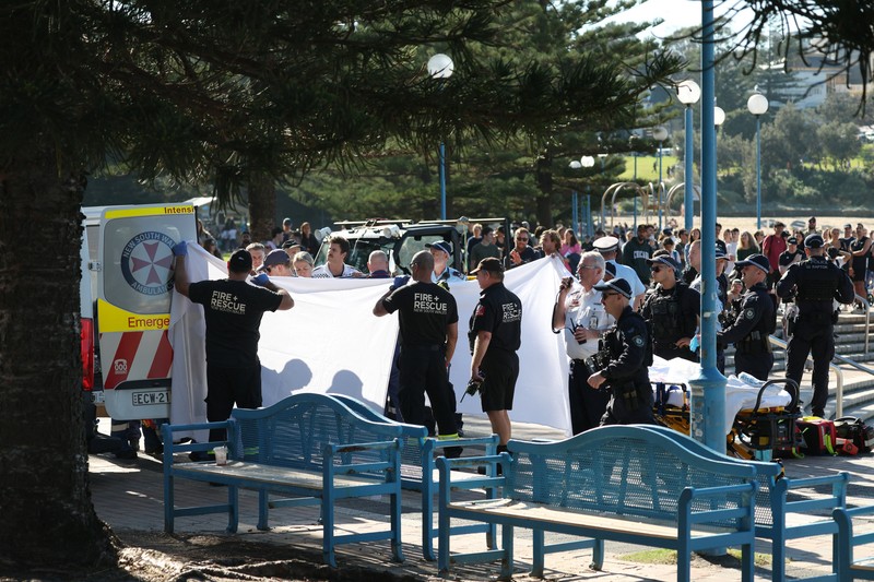 Polisi dan petugas darurat berada di lokasi kejadian setelah adanya laporan serangan hiu di Pantai Coogee di Sydney, Australia, 13 Juni 2026. (REUTERS/Hollie Adams)