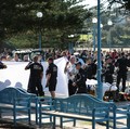 Polisi dan petugas darurat berada di lokasi kejadian setelah adanya laporan serangan hiu di Pantai Coogee di Sydney, Australia, 13 Juni 2026. (REUTERS/Hollie Adams)