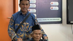 Semangat Mbah Juweni Usia 77 Tahun Taklukkan Puncak Haji, Bikin Haru