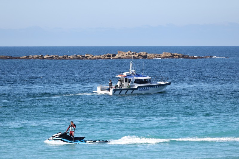Polisi dan petugas darurat berada di lokasi kejadian setelah adanya laporan serangan hiu di Pantai Coogee di Sydney, Australia, 13 Juni 2026. (REUTERS/Hollie Adams)