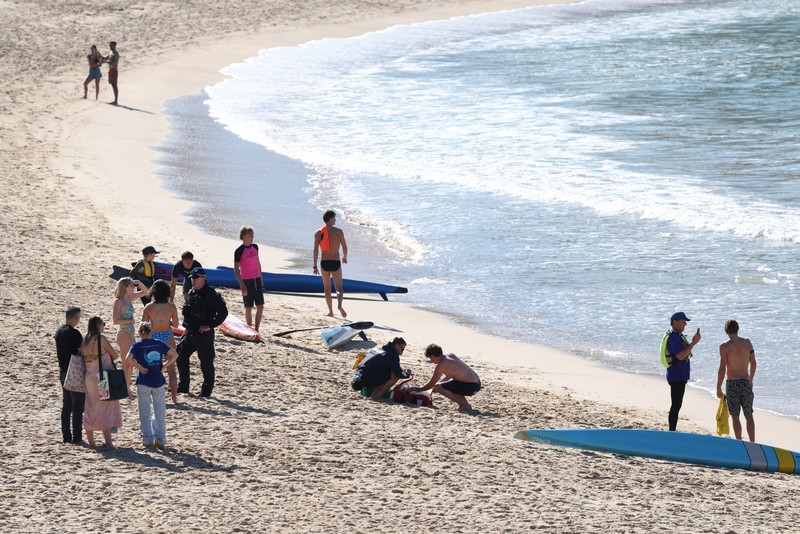 Polisi dan petugas darurat berada di lokasi kejadian setelah adanya laporan serangan hiu di Pantai Coogee di Sydney, Australia, 13 Juni 2026. (REUTERS/Hollie Adams)