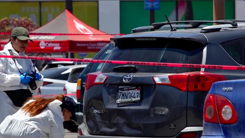 Sesosok mayat yang dibungkus kantong hitam ditemukan di area parkir sebuah pusat perbelanjaan di kota Tijuana, Meksiko, pada Jumat (12/6/2026). (Tangkapan Layar Video Reuters/)