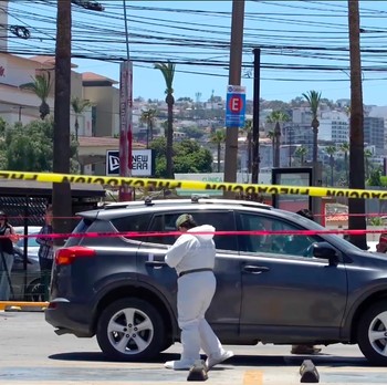 Sesosok mayat yang dibungkus kantong hitam ditemukan di area parkir sebuah pusat perbelanjaan di kota Tijuana, Meksiko, pada Jumat (12/6/2026). (Tangkapan Layar Video Reuters/)