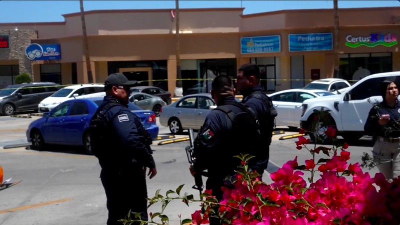 Sesosok mayat yang dibungkus kantong hitam ditemukan di area parkir sebuah pusat perbelanjaan di kota Tijuana, Meksiko, pada Jumat (12/6/2026). (Tangkapan Layar Video Reuters/)