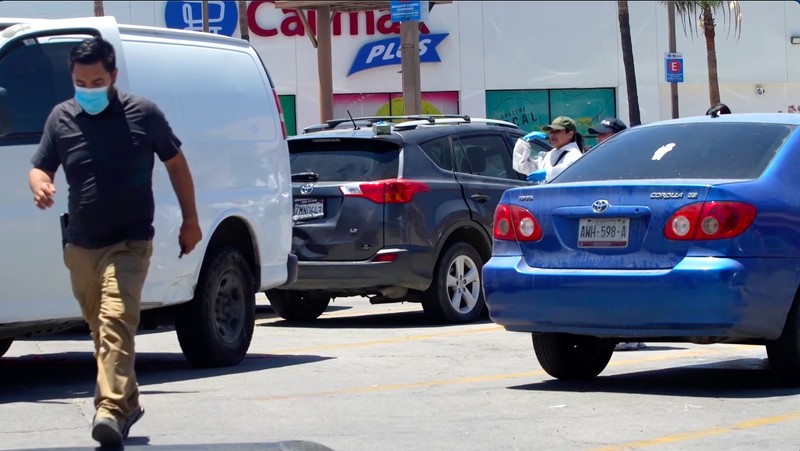 Sesosok mayat yang dibungkus kantong hitam ditemukan di area parkir sebuah pusat perbelanjaan di kota Tijuana, Meksiko, pada Jumat (12/6/2026). (Tangkapan Layar Video Reuters/)