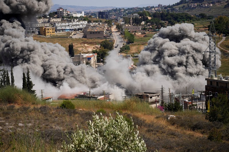 Asap mengepul dari Lebanon selatan setelah serangan Israel, seperti yang terlihat dari Nabatieh, Lebanon, 13 Juni 2026. (REUTERS/Stringer)