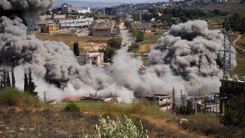 Asap mengepul dari Lebanon selatan setelah serangan Israel, seperti yang terlihat dari Nabatieh, Lebanon, 13 Juni 2026.