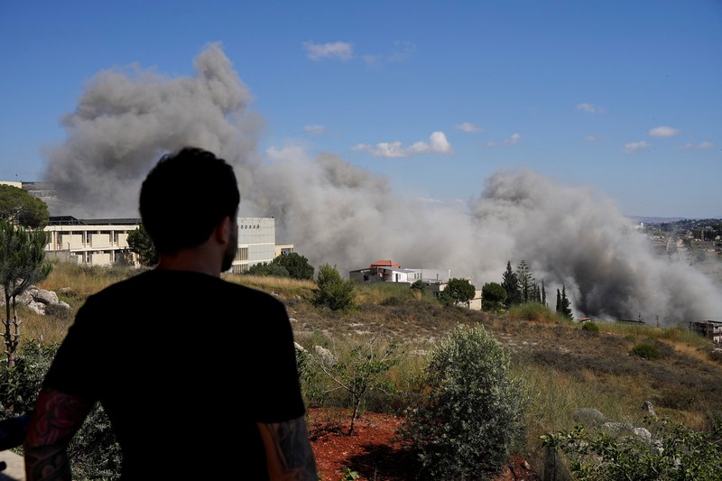 Asap mengepul dari Lebanon selatan setelah serangan Israel, seperti yang terlihat dari Nabatieh, Lebanon, 13 Juni 2026. (REUTERS/Stringer)
