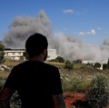 Asap mengepul dari Lebanon selatan setelah serangan Israel, seperti yang terlihat dari Nabatieh, Lebanon, 13 Juni 2026. (REUTERS/Stringer)
