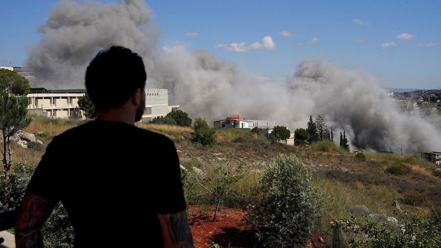 Asap mengepul dari Lebanon selatan setelah serangan Israel, seperti yang terlihat dari Nabatieh, Lebanon, 13 Juni 2026. (REUTERS/Stringer)