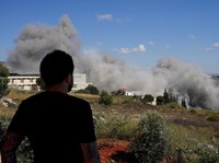 Asap mengepul dari Lebanon selatan setelah serangan Israel, seperti yang terlihat dari Nabatieh, Lebanon, 13 Juni 2026. (REUTERS/Stringer)