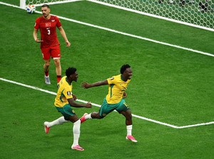 Pemain-pemain Muda Menggendong Australia