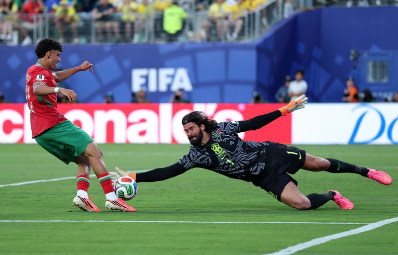 Sepak Bola - Piala Dunia FIFA 2026 - Grup C - Brasil vs Maroko - Stadion New York/New Jersey, East Rutherford, New Jersey, AS - 13 Juni 2026. Achraf Hakimi dari Maroko berjabat tangan dengan Endrick dari Brasil setelah pertandingan. (IMAGN IMAGES via Reuters/Caean Couto)