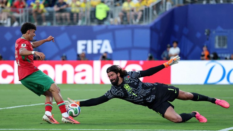 Ayoub Amaimouni dari Morocco national football team beraksi menghadapi kiper Alisson Becker dari Brazil national football team pada laga Grup C FIFA World Cup 2026 di MetLife Stadium, Sabtu (13/6/2026).